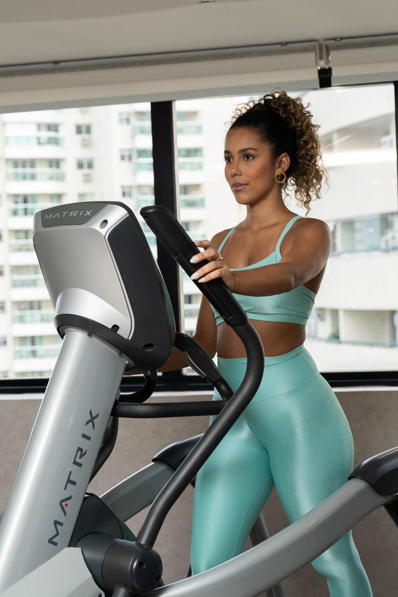 Radisson Rio De Janeiro Barra Hotel Exterior photo A woman using a cross trainer