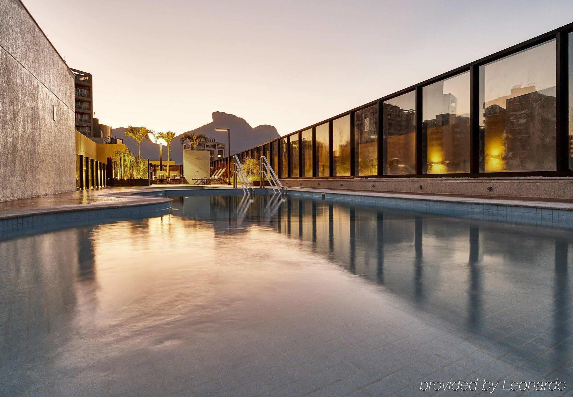 Radisson Rio De Janeiro Barra Hotel Exterior photo The rooftop pool at the hotel